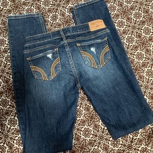 Hollister Size 1Reg, w25 33inseam LIKE NEW. No worn spots, tears or stains.